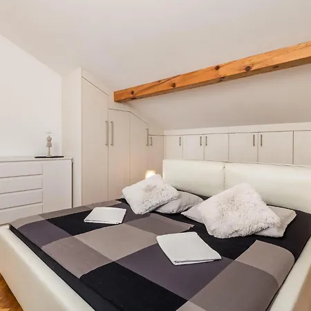 2 Bedroom Gorgeous In Ριέκα