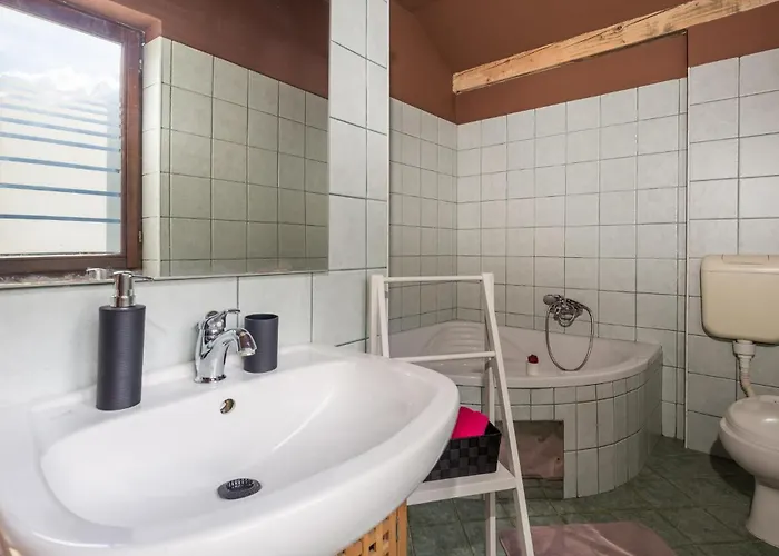 2 Bedroom Gorgeous In Appartamento Fiume