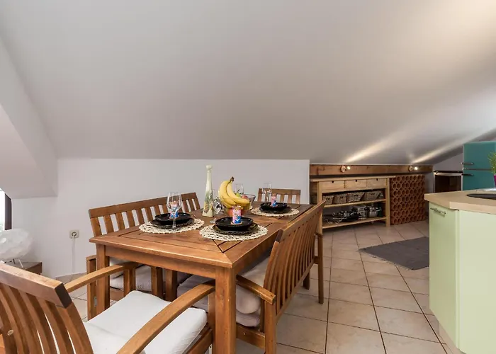 2 Bedroom Gorgeous In Fiume